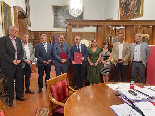 Acto de firma de la 'Cátedra del Agua UGR+Hidralia'. 