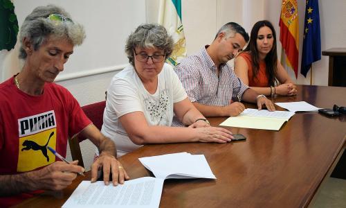 Responsables municipales y de la asociación durante la firma del convenio.