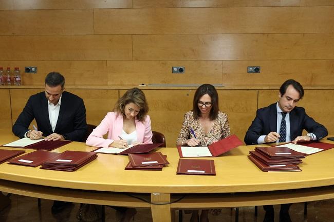 La ministra y la consejera, este lunes en Granada, en la firma de los convenios.