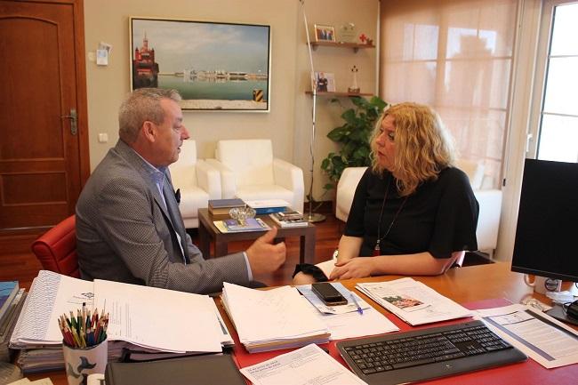 La alcaldesa de Motril, Flor Almón, y el presidente de la Autoridad Portuaria, Francisco Álvarez de la Chica. Flor Almón y Francisco Álvarez de la Chica.