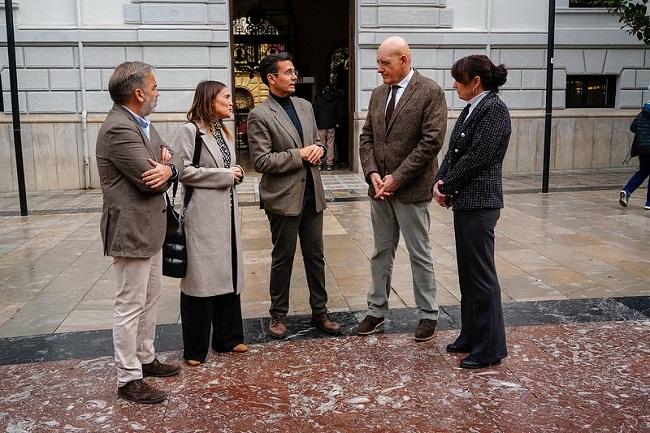 Los representantes socialistas, este viernes en la Plaza del Carmen.