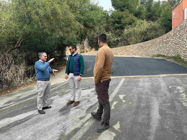 El concejal, en su visita al camino de la playa.