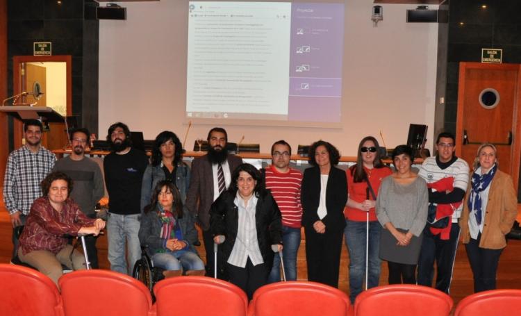 Pilar Aranda junto a miembros de la comunidad universitaria con discapacidad.