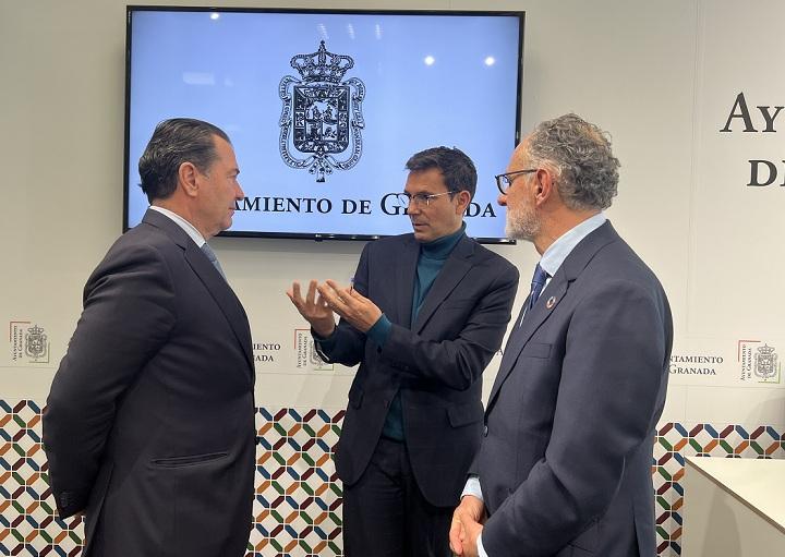 El alcalde habla con el director de Mercagranada, Adolfo Orti (izqda.) y el presidente de Mercasa.