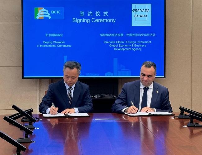 Firma del acuerdo de colaboración en Pekín.