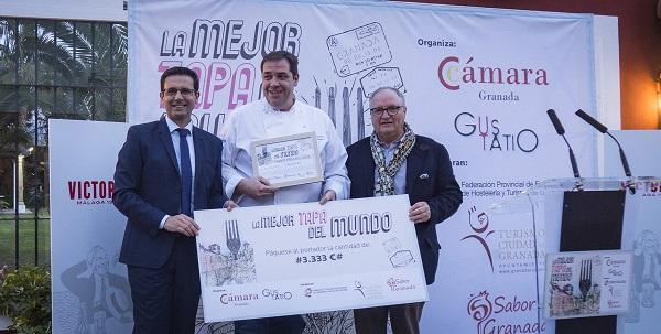 El alcalde y el vicepresidente de la Cámara con el ganador del concurso. El alcalde y el vicepresidente de la Cámara con el ganador del concurso.