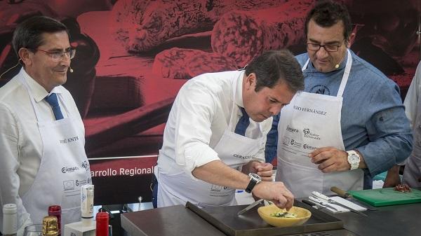 Gerardo Cuerva y José Entrena con el chef Sergio Fernández.