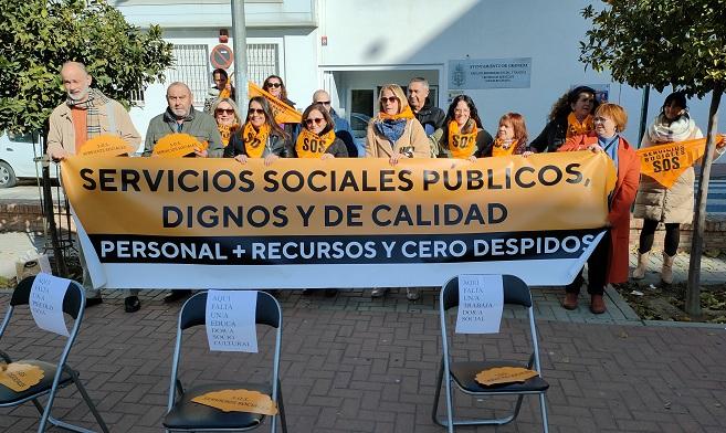 Concentración en el centro de Servicios Sociales de La Chana. 