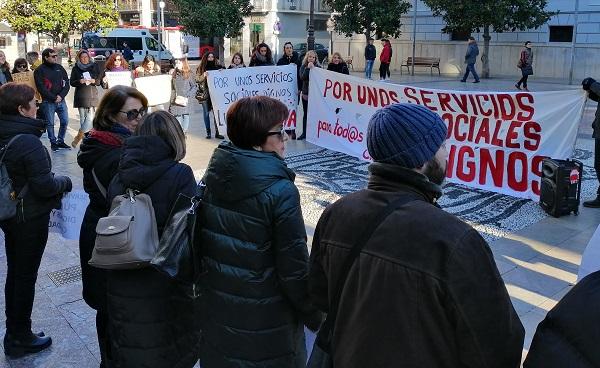 Concentración a las puertas de la Plaza del Carmen.