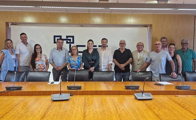 Equipo directivo del comercio granadino, con María Castillo, quinta por la izquierda.