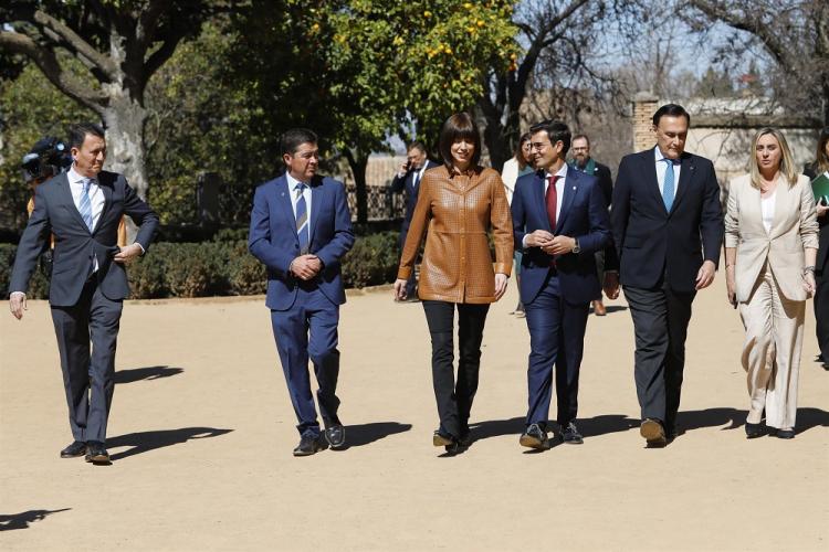 La ministra de Ciencia, con los alcaldes de Granada y Escúzar y los consejeros de Universidades y Fomento, a su llegada al Carmen de los Mártires.