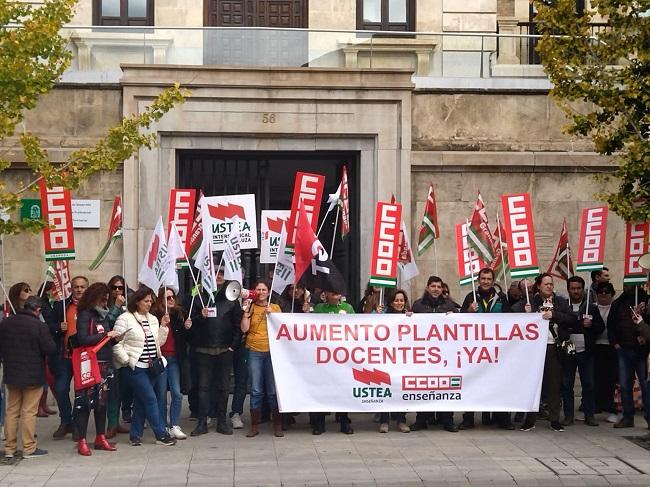 Concentración ante la Delegación de la Junta.