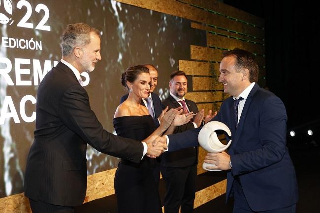 Luis Manuel Martín-Ferrer Martínez recibe el premio, de manos de los Reyes, en Macael.