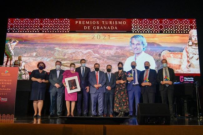 Foto de familia de los premiados y premiadas con las autoridades.