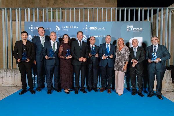 Foto de familia de los premiados.