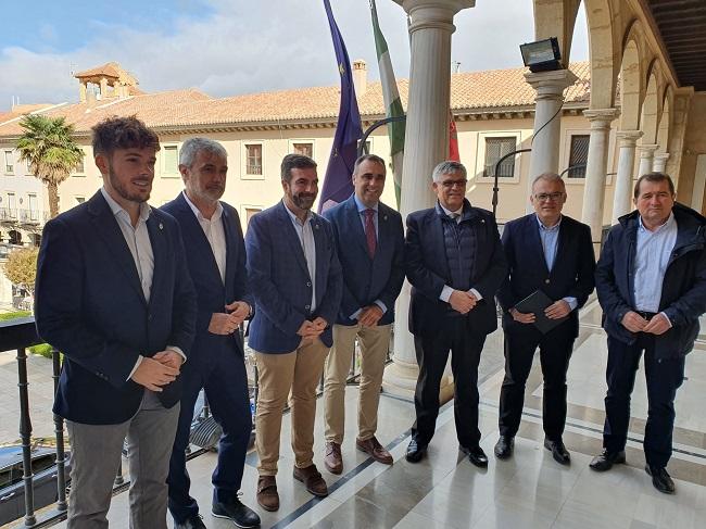 El presidente de la Diputación con los alcaldes, en Guadix.