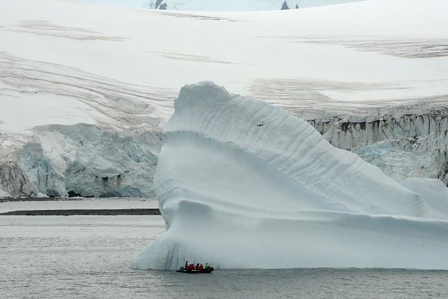 Muestreo de un iceberg durante la campaña Powell 2020 cerca de la Base Antártica Española Juan Carlos I.