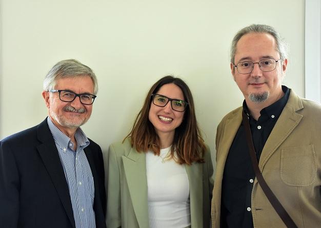 La galardonada, Mari Carmen Ruiz Cantero, y sus directores de tesis. 