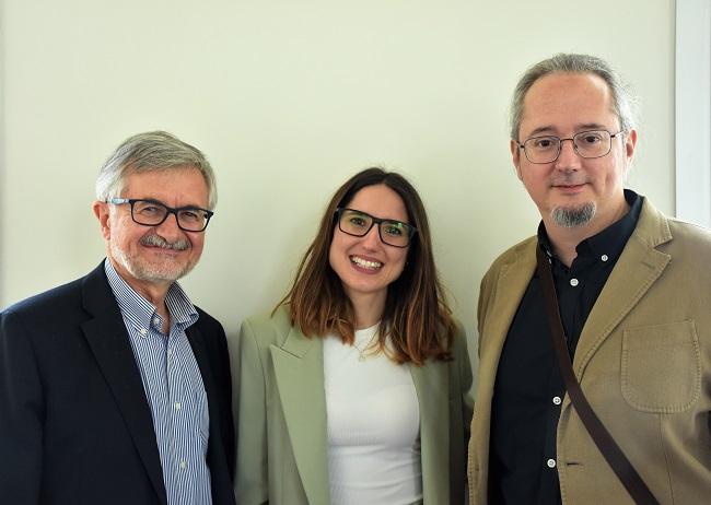 De izquierda a derecha, José Manuel Baeyens Cabrera, Ma Carmen Ruiz Cantero y Enrique J. Cobos del Moral. La galardonada junto a sus directores de tesis.