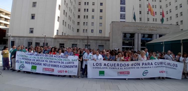 Concentración, este miércoles, en el Hospital Virgen de las Nieves de Granada.