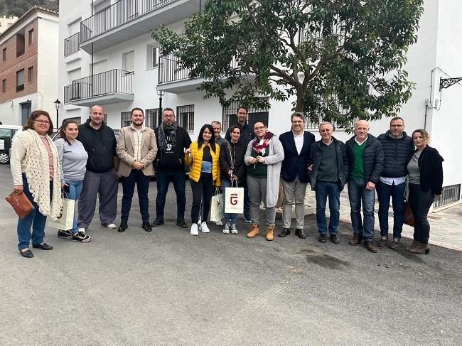 Foto de familia de la entrega de las viviendas.