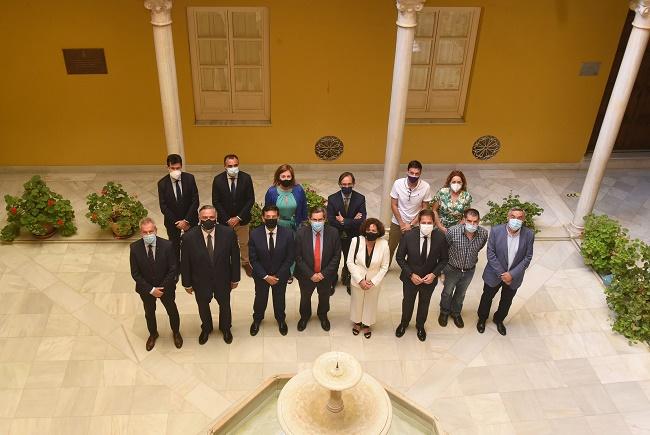 Foto de familia de los representantes de instituciones, colectivos y partidos firmantes del acuerdo.
