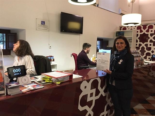 La concejal Raquel Ruz, en la Oficina Municipal de Turismo.