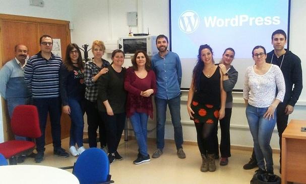Las artesanas se unen para dar salida a su trabajo Las artesanas se unen para dar salida a su trabajo.