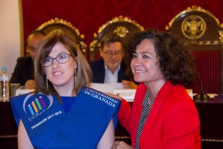 Una de las alumnas graduadas, con la rectora. 