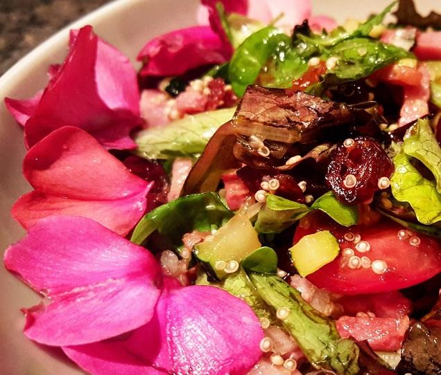 Plato con pétalos de flores.