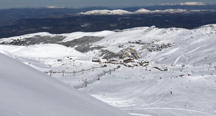 Vista de la estación durante la temporada de esquí. 