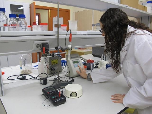 Estudiante en un laboratorio.