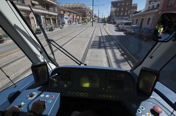 El metro a su paso por Maracena. 