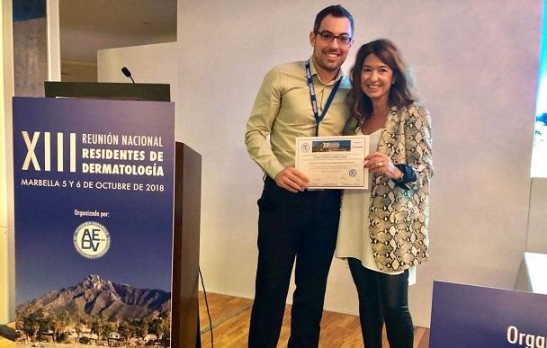 Carlos Cuenca recibe el diploma de su premio. 