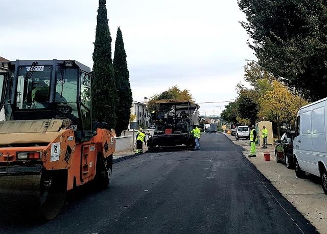 Obras de reasfaltado en una de las travesías de la carretera. 