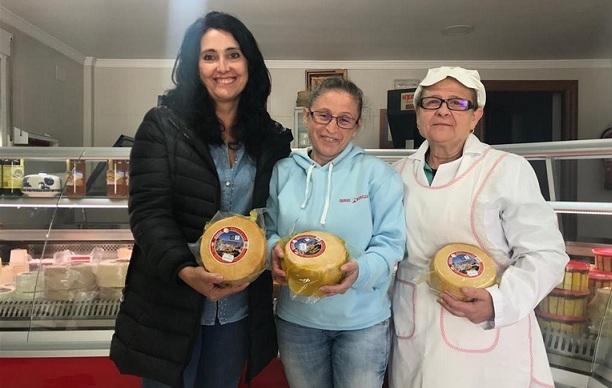 La alcaldesa y responsables de la quesería muestran el queso premiado.