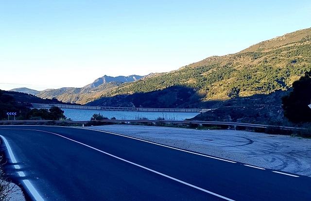 La carretera, con nuevo firme, junto al embalse de Rules. 