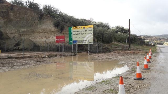 Cartel que anuncia las obras del puente Cartel que anuncia las obras del puente.