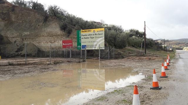 Cartel que anuncia las obras del puente. 