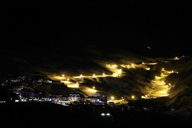 Espectacular imagen nocturna de la estación con la pista de El Río iluminada. 