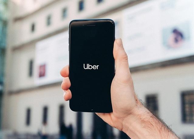 El servicio de alquiler de vehículos con conductor de Uber ya está en la capital. 