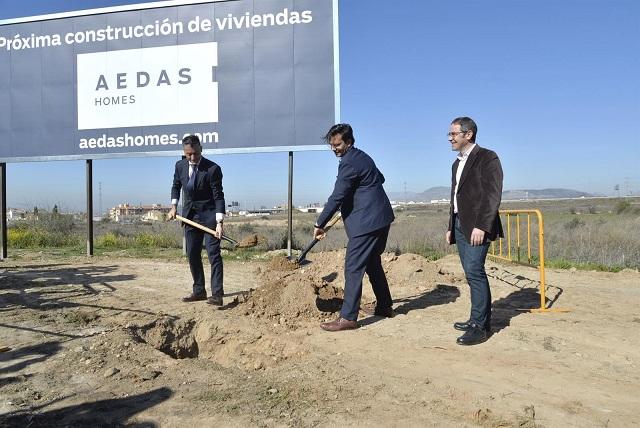 El alcalde ha participado en el acto de puesta de la primera piedra. 