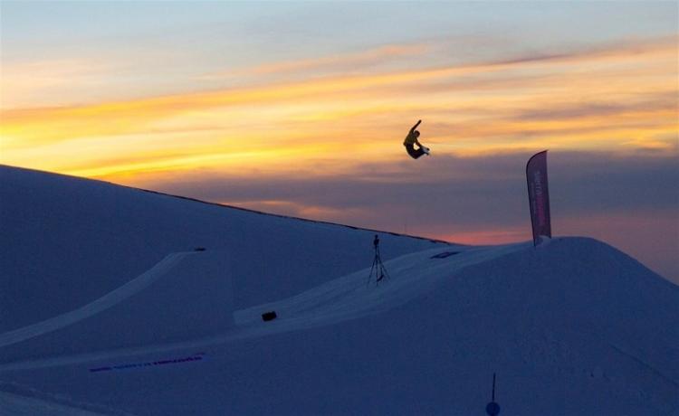 La belleza del salto y el paisaje en el snowpark. 