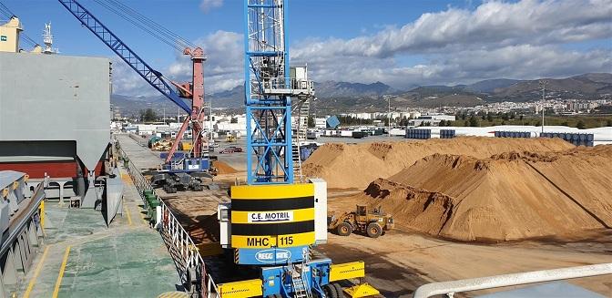 Tareas de carga en la instalación motrileña. 