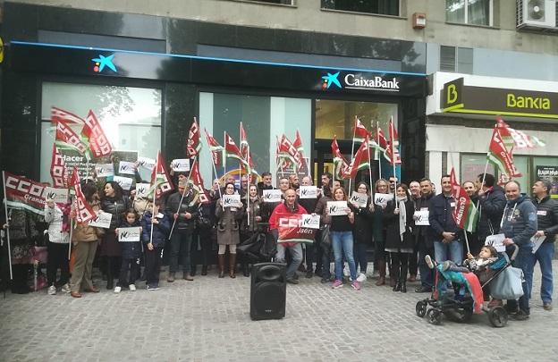 Protesta ante la oficina de Caixabank. 