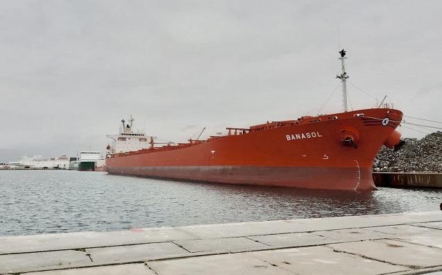 El buque 'Banasol', en Motril, de 225 metros de eslora. 