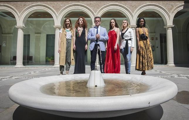 El delegado de Turismo, junto a representantes y modelos de Granada Alta Cultura.