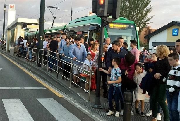 Viajeros en una parada del metro. 