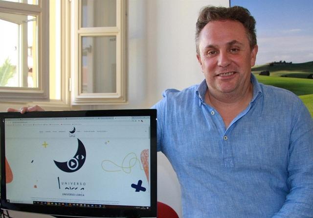 Enrique Medina, junto a una pantalla con la web Universo Lorca Enrique Medina, junto a una pantalla con la web Universo Lorca.