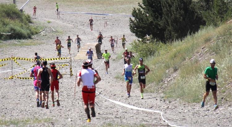 Carrera a pie en una de las pasadas ediciones del triatlón. 